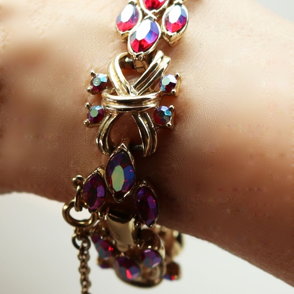 GORGEOUS VINTAGE CORO PEGASUS *signed* PINK CRYSTAL GOLD TONE BRACELET - Picture 7 of 8